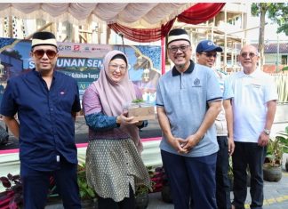 Wakil Bupati Tangerang hadiri acara Amaliyah Ramadhan di masjid Masjid Al-Ukhiwah Palem Semi,3.441 Paket Sembako.