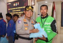 Jalin Kedekatan, Polresta Tangerang Bagikan Sembako untuk Ojol dan Opang