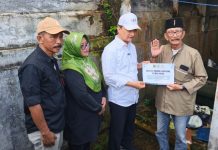 Tinjau Langsung Rumah Warga, Wagub Banten Serahkan Bantuan RTLH di Pandeglang
