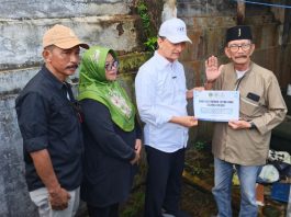 Tinjau Langsung Rumah Warga, Wagub Banten Serahkan Bantuan RTLH di Pandeglang