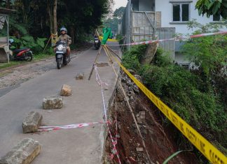 Pemkot Tangsel Asesmen Longsor di Ciater–Rawa Macek, Alihkan Kendaraan Berat