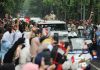 Hujan Tak Surutkan Antusiasme Warga Sambut Presiden Prabowo di Bandung