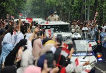 Hujan Tak Surutkan Antusiasme Warga Sambut Presiden Prabowo di Bandung