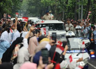 Hujan Tak Surutkan Antusiasme Warga Sambut Presiden Prabowo di Bandung