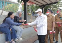 Wakil Wali Kota Tangsel Bagikan Ribuan Masker ke Warga