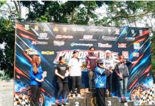 Intan Nurul Hikmah Wakil Bupati Tangerang Serahkan Piala Kelas Bracket 9 Detik Wanita.
