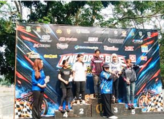 Intan Nurul Hikmah Wakil Bupati Tangerang Serahkan Piala Kelas Bracket 9 Detik Wanita.