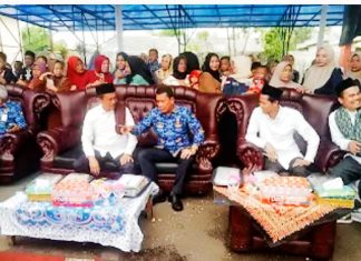 Drs.H.Moch.Maesyal Rasyid Bupati Tangerang,menghadiri Pentas Seni Budaya di Desa Sangiang Kecamatan Sepatan Timur.
